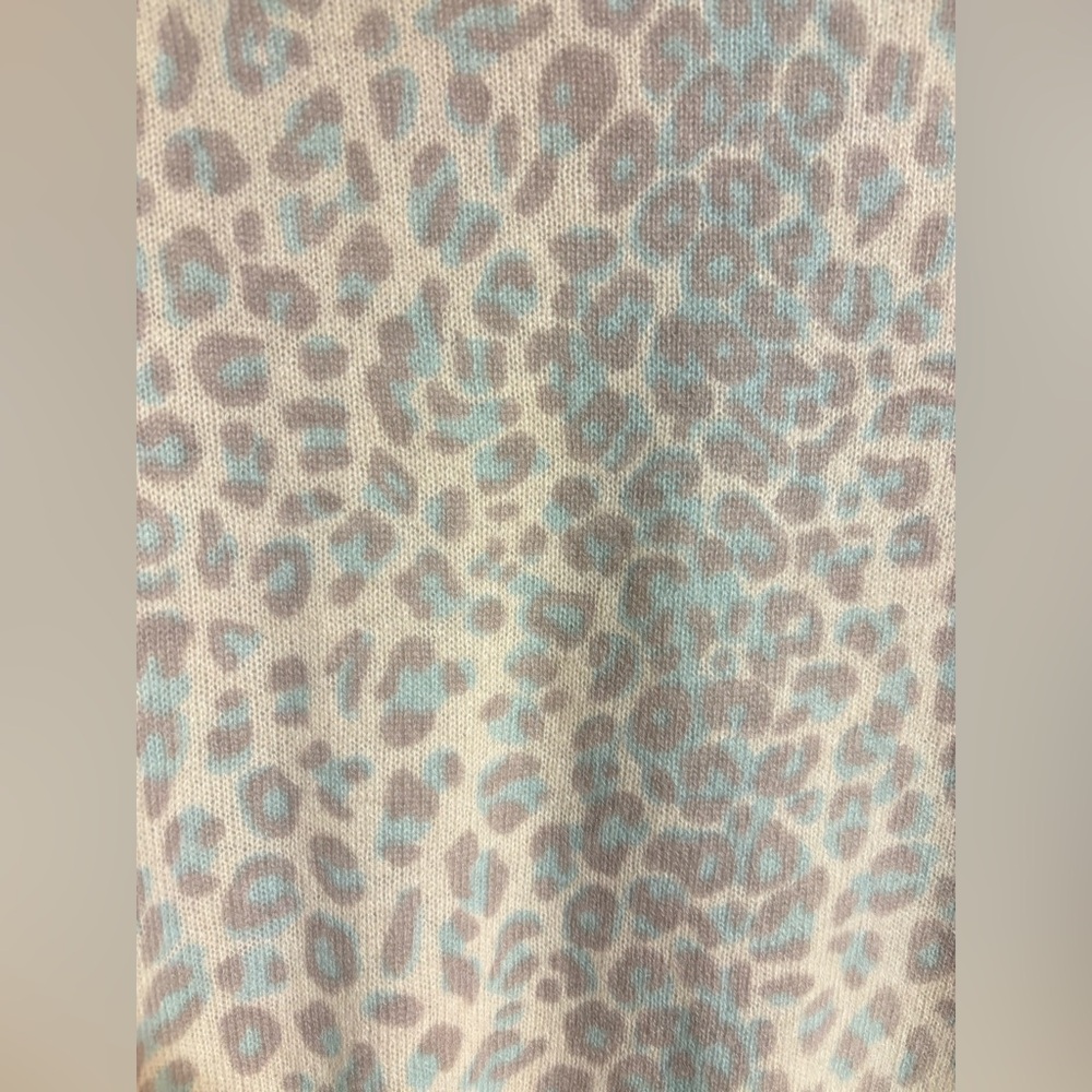 360 Cashmere Leopard Animal Print Lightweight Soft Ribbed Hem Sweater Size Small - Picture 3 of 8
